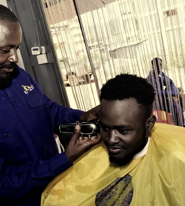 Barbero cortando con máquina a un cliente (foto ilustrativa)