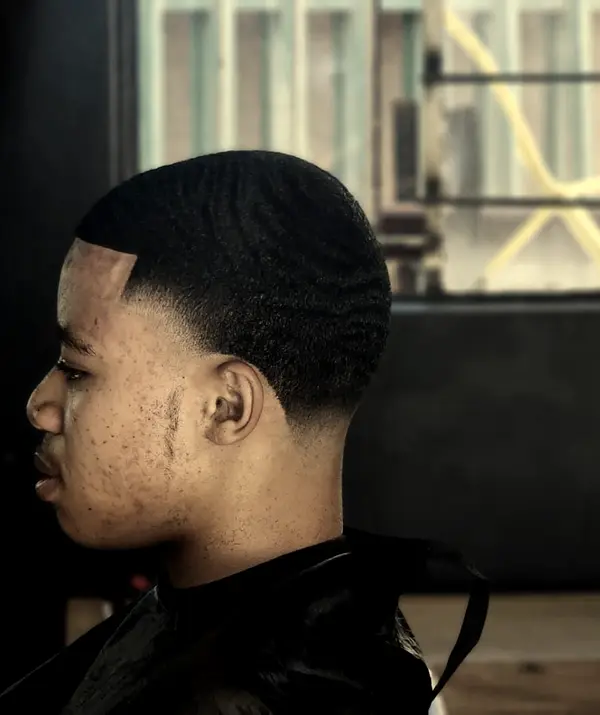 Perfil de un joven con fade bajo (foto ilustrativa)